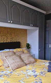 4 bedroom House Coventry Sleep 9 + 3Parking spaces - 7