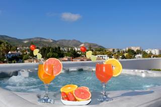 Penthouse with Private Hot Tub ,2 Bedrooms, Walk to Beach - 8