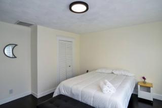 Modern Three Bedroom Condo - Boston - 4