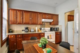 Lovely 4-Bedroom Apt with In-Unit Laundry - Broadway 2 - Chicago - 4