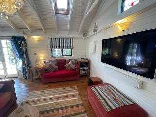 Sailaway Holiday Cottage - 1