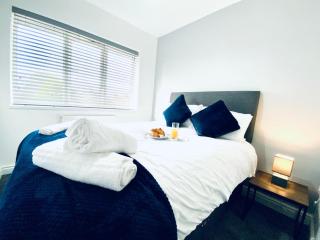HU-Thirteen Apt Two- Sleeps 4 - 4
