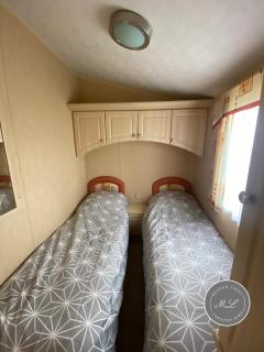 Coral Beach - Row 73 Van 2, central heating, WiFi, bed linen - Meadow Lakes Caravan & Lodge Hire - Ingoldmells - 4