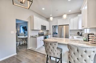 Bright Norfolk Home with Deck Less Than 3 Mi to Town! - Norfolk - 3