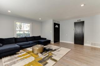 4 Bedroom West Hills Charmer with Pool - - 7
