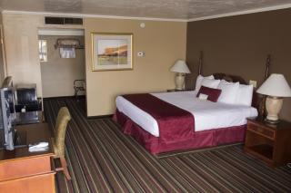 Days Inn & Suites by Wyndham Logan - 5