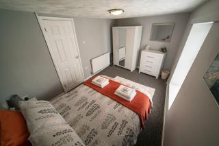 2 Bed Sleeps 4 Central Haverfordwest Town House - 3