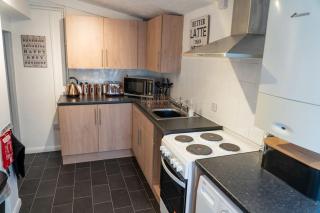 2 Bed Sleeps 4 Central Haverfordwest Town House - Pembrokeshire - 2