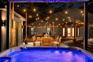 Outdoor Oasis! Group Getaway w/ Pool in Brandon - 9