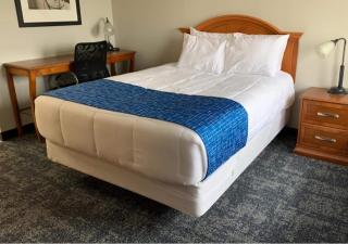 Travelodge by Wyndham Lincoln Northeast - 1