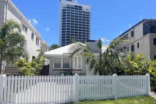 Beach House 100ms to Beach Freshly Renovated All New Appliances - Gold Coast - 0