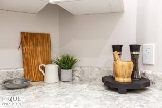 NEW, Mountain Chic Suite, Whyte Avenue, Netflix, WiFi, Sleeps 6 - 3