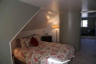 Updated Cottage 3 Bedroom Home With Game Room - 7