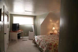 Updated Cottage 3 Bedroom Home With Game Room - - 1