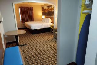 Days Inn & Suites by Wyndham Huntsville - Huntsville - 2