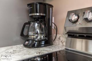 NEW, Euro-Style Suite, Whyte Avenue, AC, Netflix, Sleeps 6! - 3