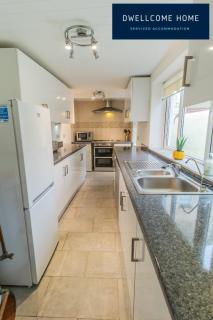 Free Parking, Entire 8 Ensuite Bedroom Townhouse, Fully Equipped Kitchen, Dining Room & Lounge, Perfect for Family Gatherings, Long Term Contractor, Relocation, etc Stays, 15 mins to Nissan, 20 mins to Sunderland & Newcastle, See our Site for Assurance - 2