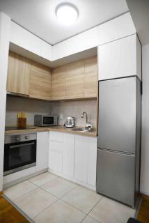 Chic Urban Retreat with Balcony, Parking & Wi-Fi - Skopje - 9