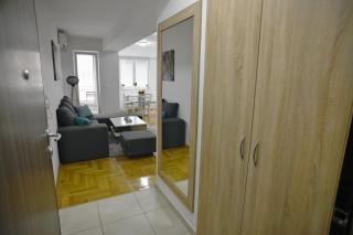 Chic Urban Retreat with Balcony, Parking & Wi-Fi - Skopje - 5