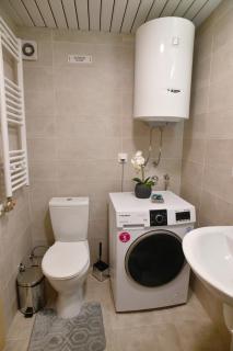 Chic Urban Retreat with Balcony, Parking & Wi-Fi - Skopje - 7