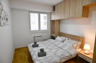 Chic Urban Retreat with Balcony, Parking & Wi-Fi - Skopje - 8