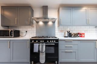 Unique 5 bedroom house - 5 Baths - 9