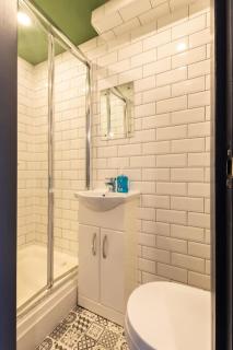 Unique 5 bedroom house - 5 Baths - 8