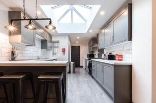 Unique 5 bedroom house - 5 Baths - 4