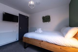 Unique 5 bedroom house - 5 Baths - 2