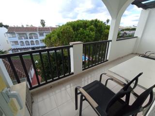 Apartamento con terraza privada y piscinas - 8