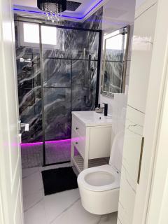 Luxury Center Apartment - 9