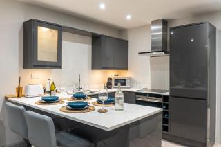 Spring Mount Huge Luxury Full Apartment- Harrogate Centre-Two extremely comfy Kingsize Bedrooms-Fully equipped Modern Kitchen-Cosy living room with Huge TV - Harrogate - 3