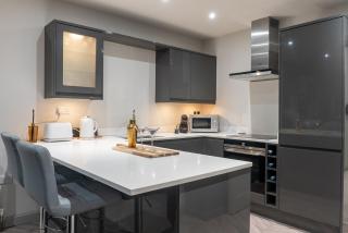 Spring Mount Huge Luxury Full Apartment- Harrogate Centre-Two extremely comfy Kingsize Bedrooms-Fully equipped Modern Kitchen-Cosy living room with Huge TV - 2