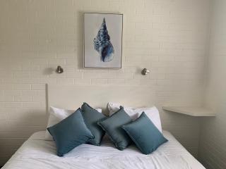 Sunny, 2-bedroom apartment with pool, 200m from Caseys beach - Batehaven - 9