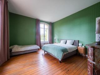 Holiday home adjoining a château - - 5