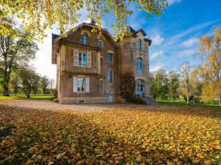 Holiday home adjoining a château - - 4