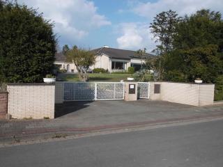 Villa mit Auffahrt - 0