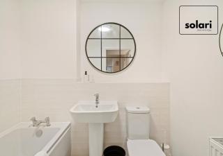 Lux 4 Bed Contractor x Relocator Apartment, 30 Percent Off Monthly Stays, FREE Multiple Parking Spaces, Super Fast WiFi, Streaming Services included, Close to A1 - 3