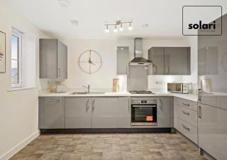 Lux 4 Bed Contractor x Relocator Apartment, 30 Percent Off Monthly Stays, FREE Multiple Parking Spaces, Super Fast WiFi, Streaming Services included, Close to A1 - 8