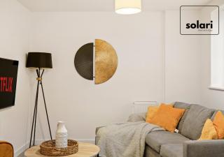 Lux 4 Bed Contractor x Relocator Apartment, 30 Percent Off Monthly Stays, FREE Multiple Parking Spaces, Super Fast WiFi, Streaming Services included, Close to A1 - 9