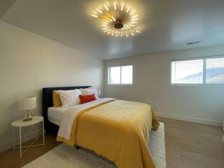 Cheerful Designer Condo w/ City & Mountain Views - Sandy - 1
