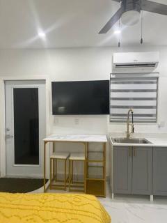 Stunning Deluxe Studio - Hialeah - 1
