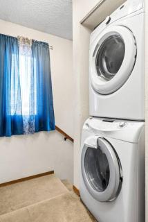 Alaskan WolfDen Close to airport centrally located - 5