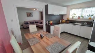 Lovely 2 Bedroom Modern Ground Floor Flat - Clydebank - 0