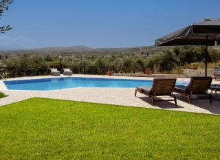 Lefkothea Villas with Large Pool, BBQ & Playground - Adelianos Kampos - 0
