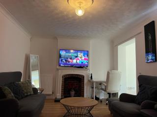 Entire -4 Bedrooms Detached House with Driveway - 5