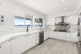 Waterfront Wonderland 41 Foreshore Dr stunning house with a lift linen Wi Fi and ducted air conditioning - Salamander Bay - 2