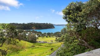 Pohutukawa Paradise - Martins Bay Holiday Home - Mullet Point - 9