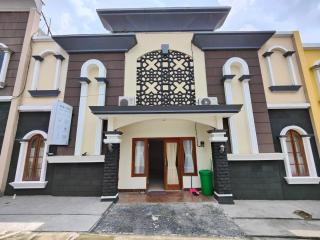 Adiputra Guesthouse 2 by HomiQ - 0