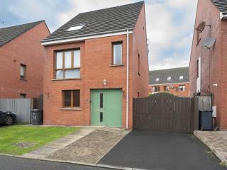 Pass the Keys Lovely 4BR Home w Garden 7 Min from City Centre - Belfast - 1